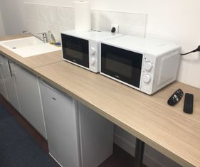 micro-ondes/ réfrigérateur/ machine à café/ TV